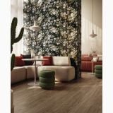 Gresie Sant Agostino Sunwood Walnut 20x120 cm – ambient living, living cu canapea bej, perete floral, pardoseala lemn