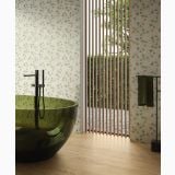 Gresie Sant Agostino Sunwood Light 20x120 cm – ambient baie, baie eleganta cu cada verde si sipci lemn, pe pardoseala