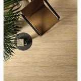 Gresie Sant Agostino Sunwood Light 20x120 cm – ambient living, pardoseala lemn deschis cu scaun metalic si plante