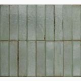 Gresie Portelanata Tetris Sage Lucios 5X20 cm – detaliu, placi verzi verticale montate pe perete, textura mata