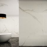 Gresie HBO 20 Calacatta Lucios 60x60 cm – ambient baie, baie moderna cu cada freestanding si perete calacatta lucios