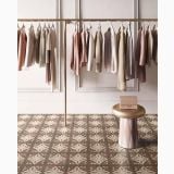 Gresie Intarsi Classic 02 20x20 cm – ambient comercial, boutique cu rack haine si pardoseala florala decorativa