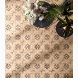 Gresie Intarsi Classic 03 20x20 cm – ambient, pardoseala cu motive florale, mese negre cu plante