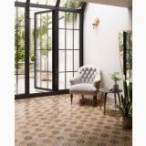 Gresie Intarsi Classic 03 20x20 cm – ambient living, living luminos cu fotoliu, usi geam si gresie decorativa, pe pardoseala