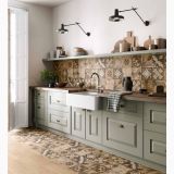 Gresie Intarsi Classic Mix 20x20 cm – ambient bucatarie, bucatarie rustica cu gresie florala si mobilier verde, pe pardoseala