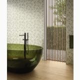 Gresie Decor Sunwood Jardin 09 60x120 cm – ambient baie, baie eleganta cu cada verde transparenta si pardoseala lemn