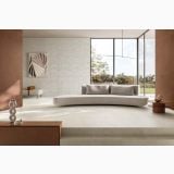 Gresie Terre Bianco 30x60 cm – ambient living, living modern cu canapea curbata si pereti travertin, pe pardoseala