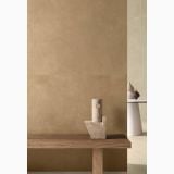 Gresie Terre Senape 80x80 cm – ambient living, perete gresie maro deschis cu masa lemn si sculptura