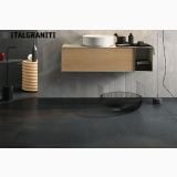Gresie Metaline Iron Mat 60x60 cm – ambient baie, baie moderna cu lavoar suspendat si perete gri, pe pardoseala