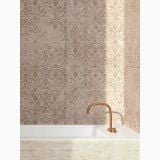 Gresie Deco Studio Damascus 60x120 cm – ambient baie, perete decorativ cu robinet cupru langa cada alba