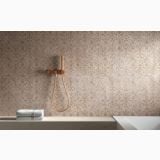 Gresie Deco Studio Damascus 60x120 cm – ambient baie, perete decorativ auriu, dus manual cupru, cada moderna