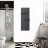 Radiator Panou cu Suport Prosop Negru Antracit 1220x452 mm – ambient baie, radiator negru antracit montat pe perete alb baie