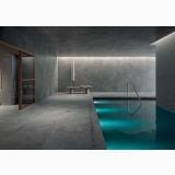 Gresie Limestone Dark Antislip 80x80 cm – ambient piscina, piscina interioara cu pereti gri si scara metalica, pe pardoseala si perete