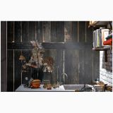 Treapta Blendart Dark 33x120cm – ambient living, perete lemn negru cu marionete si raft cu carti