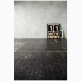 Treapta Blendart Dark 33x120cm – ambient, pardoseala neagra texturata, calendar vintage pe fundal gri