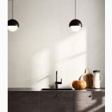 Gresie Deconcrete Micro White 90x90 cm – ambient bucatarie, bucatarie moderna cu perete gresie alba si corpuri negre