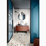 Gresie Deconcrete Micro White 90x90 cm – ambient baie, baie moderna cu pardoseala terrazzo, oglinzi rotunde, mobilier caramiziu