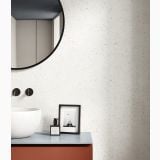 Gresie Deconcrete Micro White 90x90 cm – ambient baie, baie moderna cu oglinda rotunda si lavoar alb, pe perete