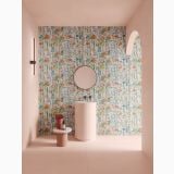 Gresie Decoro Flora Singolo 60x120 cm – ambient baie, baie roz cu perete floral, lavoar cilindric si oglinda rotunda
