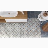 Gresie Decorata Paris Bercy Marrone 20x20 cm – ambient baie, vedere de sus baie cu mozaic floral albastru maro, pe pardoseala
