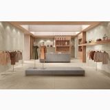 Gresie Portelanata Delconca HAU 1 Beige 60x60 – ambient comercial, showroom haine cu pardoseala gresie bej si pereti marmura