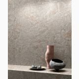 Gresie Portelanata Delconca HAU 5 Grey 80x80cm – ambient living, perete si blat gri texturat cu vaze decorative