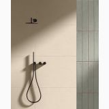 Gresie HBE 01 Soia Bioterre 80x80 cm – ambient baie, perete baie beige cu dus negru mat si accent verde