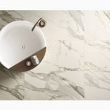 Gresie HBO 7 Calacatta Oro Lucios 120x120 cm – ambient baie, cada rotunda alba pe pardoseala model marmura calacatta
