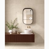 Gresie Portelanata Sensoria HSO 1 Naturale 80x80 cm – ambient baie, baie moderna cu mobilier lemn si oglinda neagra, pe pardoseala si perete