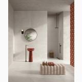 Gresie Timeline HTL 20 Absolute White 60x120 – ambient baie, baie moderna gri cu lavoar rosu si dus deschis, pe pardoseala si perete