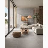 Gresie Timeline HTL 15 Silver 60x120 – ambient living, living spatios cu canapea alba, pouf ratan si pardoseala gri