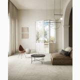 Gresie Lavaredo HLA 210 Bianco Mat 60x90x2 cm – ambient living, living luminos cu canapea maro si usi spre gradina, pe pardoseala