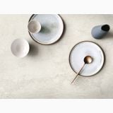 Gresie Lavaredo HLA 10 Bianco Mat 60x60 cm – ambient, farfurii ceramice, bol si lingura pe blat gresie, pe pardoseala