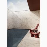 Lastra Gresie HMB Macchia Vecchia Lucios 120x278 cm – ambient piscina, piscina interioara cu pereti marmura si scaune rosii, pe pardoseala si perete
