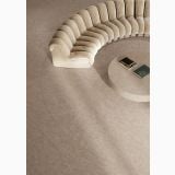 Lastra HMB Gresie Taj Mahal Pure Natural 120x278 cm – ambient living, pardoseala rotunda cu canapea curbata crem si masuta