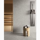 Gresie Nesting Muretto HNS 10 White 30x60 cm – ambient baie, sauna cu perete gresie tip caramida si taburet lemn