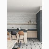 Gresie Nesting Muretto HNS 10 White 30x60 cm – ambient bucatarie, bucatarie moderna cu blat negru si pardoseala grafica