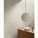 Gresie HNS 10 Nesting White Mat 80x80 cm – ambient baie, baie minimalista cu perete gresie mata, oglinda rotunda si lavoar