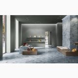 Lastra Gresie Portelanata HPM 02 Onice Azzurro Mat 120x278 cm – ambient comercial, showroom cu pardoseala onix albastru si pereti gri