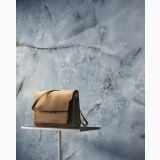 Gresie Portelanata HPM 02 Onice Azzurro Mat 60x120 cm – ambient comercial, gentiment expusa pe suport, perete cu textura marmorata