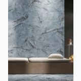 Gresie Portelanata HPM 02 Onice Azzurro Mat 120x120 cm – ambient living, living cu banca tapitata si perete gresie onix albastru