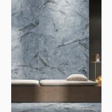 Lastra Gresie Portelanata HPM 02 Onice Azzurro Lucios 120x278 cm – ambient living, canapea bej langa perete si pardoseala din marmura albastra