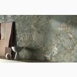 Lastra Gresie Portelanata HPM 03 Amazzonite Mat 120x278 cm – ambient living, perete gresie verde marmorata cu tablou si vaza decorativa