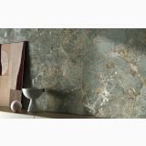 Gresie Portelanata HPM 03 Amazzonite Lucios 120x120 cm – ambient living, perete marmorat verde cu tablou si vaza decorativa