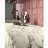 Gresie Portelanata HPM 10 Paonazzo Lucios 120x120 cm – ambient bucatarie, blat marmura alba cu chiuveta si robinet negru, pe pardoseala