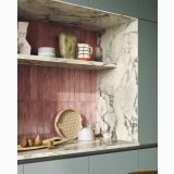 Lastra Gresie Portelanata HPM 10 Paonazzo Lucios 120x278 cm – ambient bucatarie, nisa bucatarie cu marmura, faianta roz, rafturi decorative, pe perete