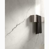 Lastra Gresie Portelanata HPM 20 Onice Bianco Lucios 120x278 cm – ambient baie, perete marmura alba cu suport prosop maro