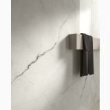 Gresie Portelanata HPM 20 Onice Bianco Lucios 120x120 cm – ambient baie, perete marmura alba cu prosop negru pe suport