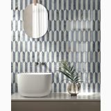 Lastra Gresie Portelanata HPM 20 Onice Bianco Lucios 120x278 cm – ambient baie, baie cu oglinda ovala, chiuveta alba si perete arcuit