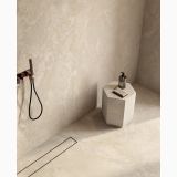 Gresie Stone Edition HSE 11 Alabastrino Pure Cross Cut 120x260cm – ambient baie, dus cu pardoseala si perete gresie bej, masuta hexagonala